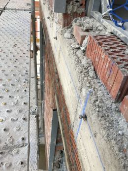 Replanteo y colocación de soportes metálicos para la posterior