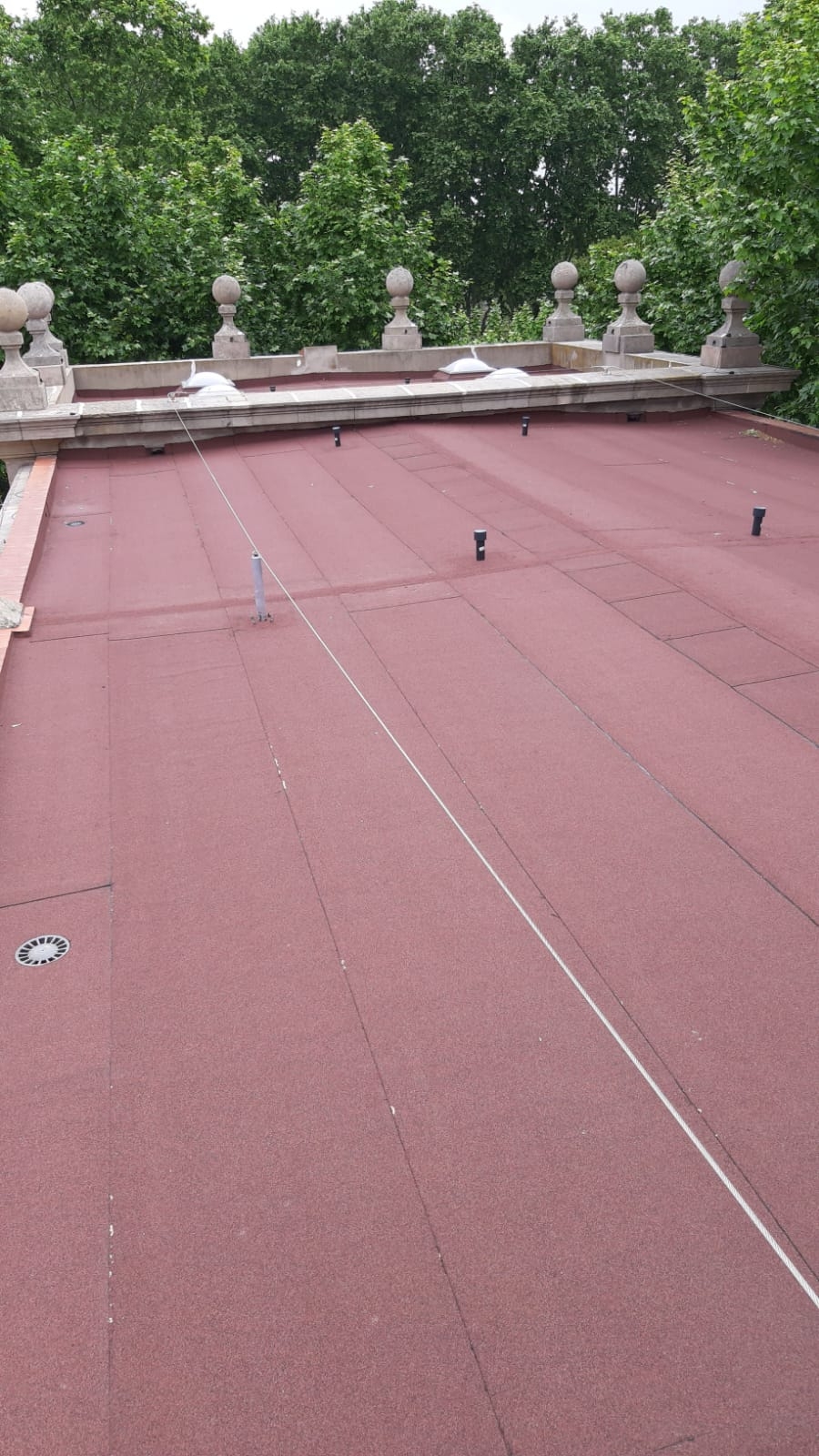 Impermeabilización terraza plana con lámina autoprotegida con acabado de color rojo