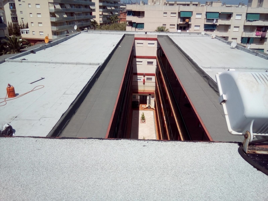 Aislamiento térmico e impermeabilización en edificio la Pineda Tarragona