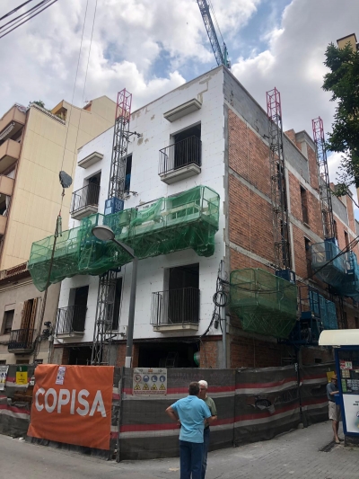 Trabajos en fachada cliente: COPISA trabajos de fachada con sistema SATE con EPS de 5 cm con acabado acrilico color crema